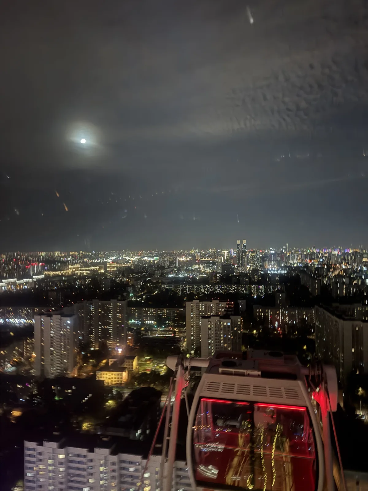 Исходный кадр с айфона: ночная Москва с колеса обозрения на ВДНХ